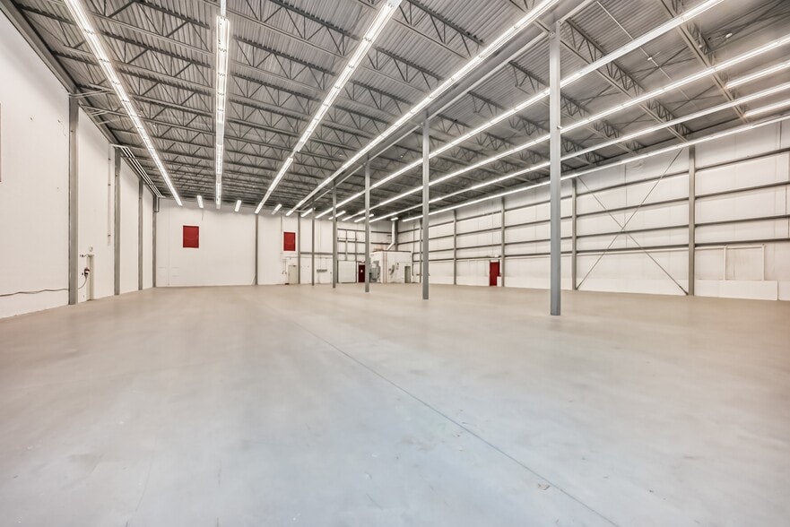 More Photos Of 16 Commercial Dr, Calgary Warehouse For Lease