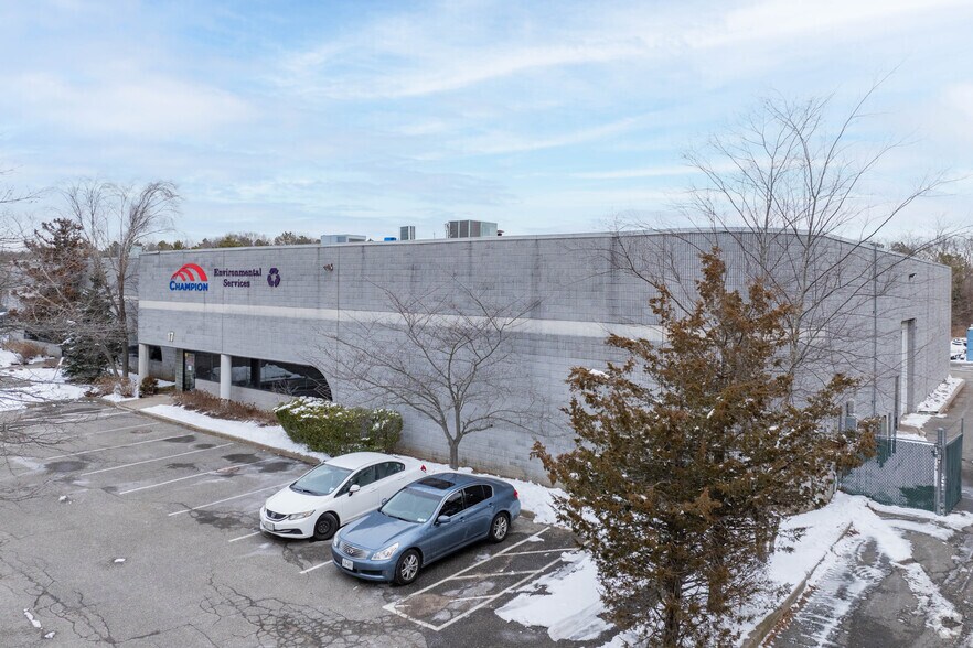 More Photos Of 17 Old Dock Rd, Yaphank Manufacturing For Lease