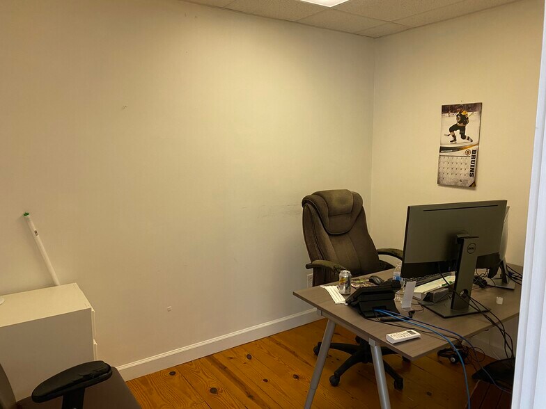 More Photos Of 7 Main St, North Kingstown Storefront Retail Office For Lease