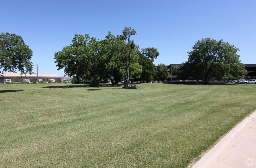 More Photos Of 2345 W Northwest Hwy, Dallas Land For Sale