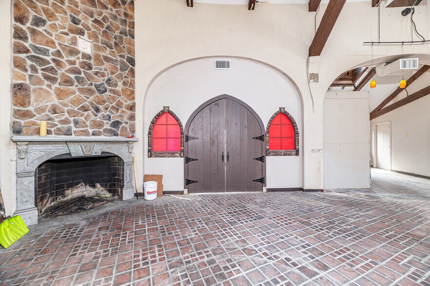 More Photos Of 30 Gingerbread Castle Rd, Hamburg Storefront For Lease