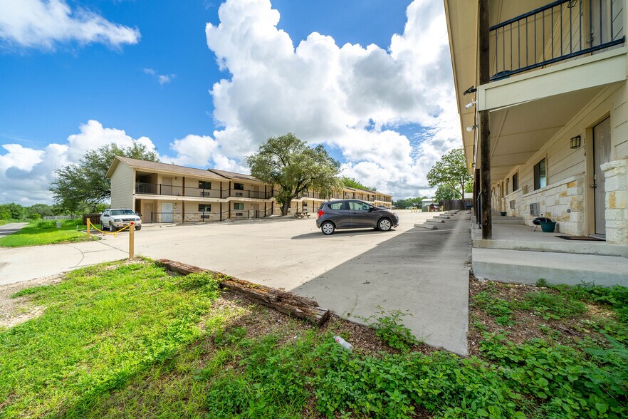 More Photos Of 1609 N Hill St, Three Rivers Apartments For Sale