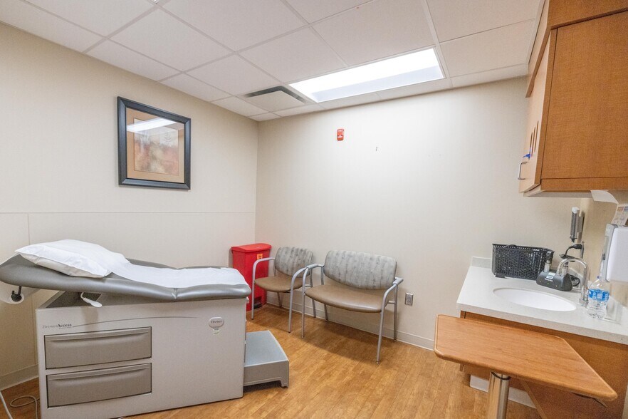 More Photos Of 41 Oakland Rd, Asheville Medical For Sale