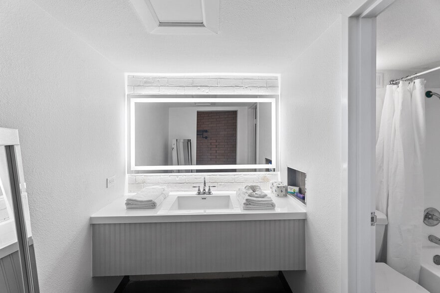 More Photos Of 1 S Main Ave, Laredo Hotel For Sale