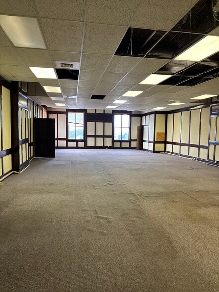 More Photos Of 121 W Walnut St, Rogers Storefront Retail Office For Sale