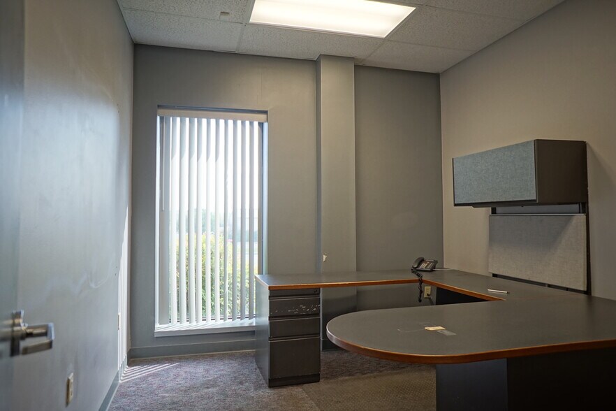 More Photos Of 850 Industrial Rd, Madisonville Manufacturing For Lease