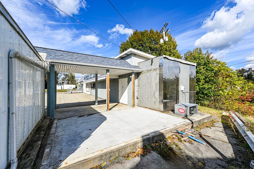 More Photos Of 305 Division St, Jeannette Distribution For Sale