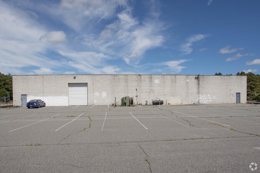 More Photos Of 990 Station Rd, Bellport Warehouse For Lease