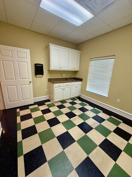 More Photos Of 641 S Broadway Ave, Tyler Unknown For Lease