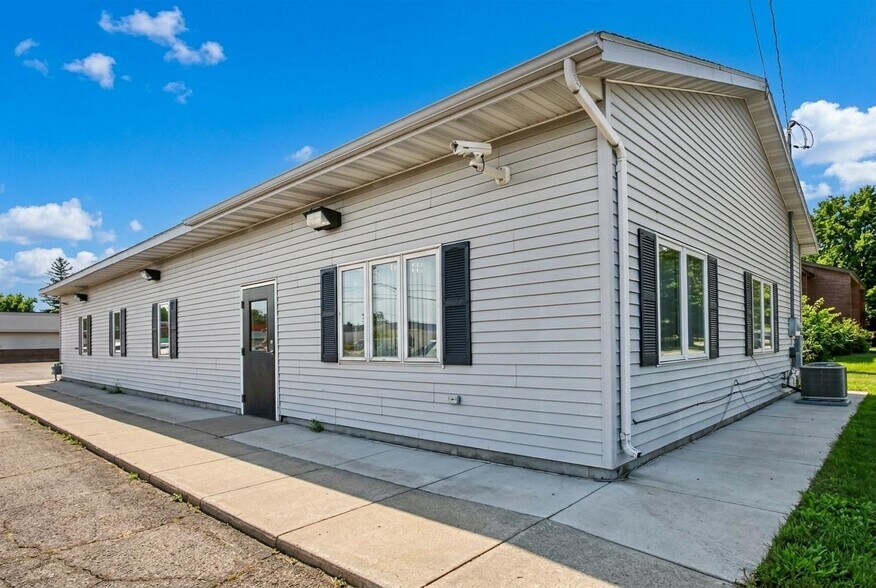 More Photos Of 316 S Highway Ave, Blooming Prairie Light Manufacturing For Sale