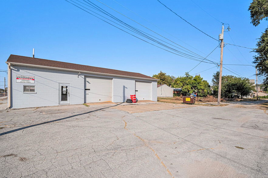 Primary Photo Of 1023 N 16th St, Council Bluffs Auto Repair For Sale