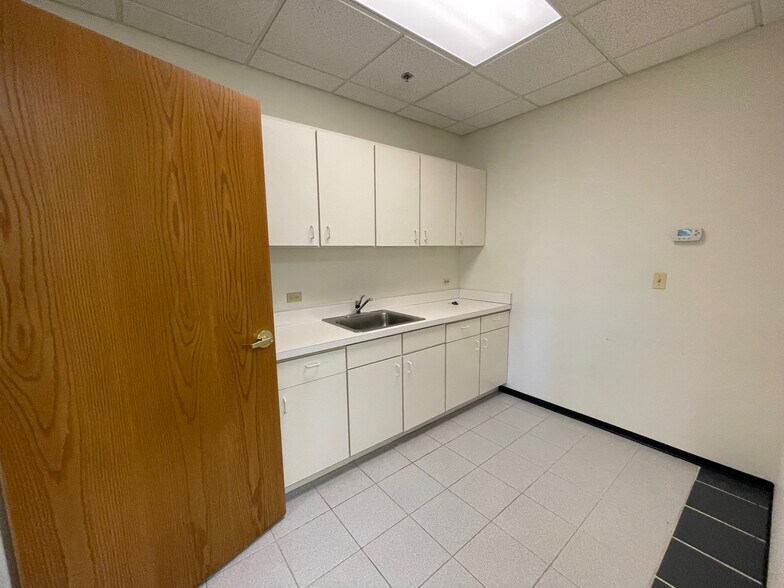 More Photos Of 390 Congress Pky, Crystal Lake Unknown For Lease