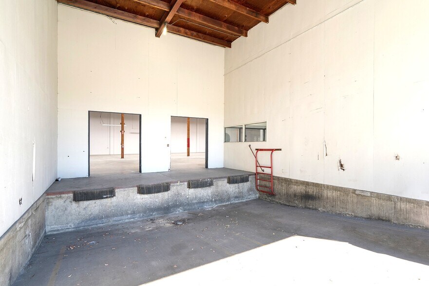 More Photos Of 1680 14th St, Oakland Warehouse For Lease