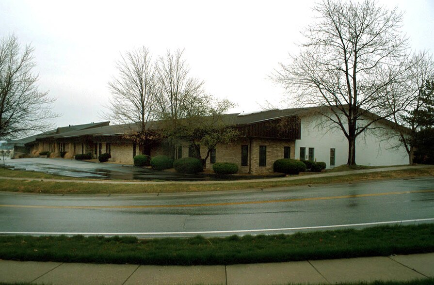 More Photos Of 1900-1940 Craigshire Dr, Saint Louis Light Distribution For Sale