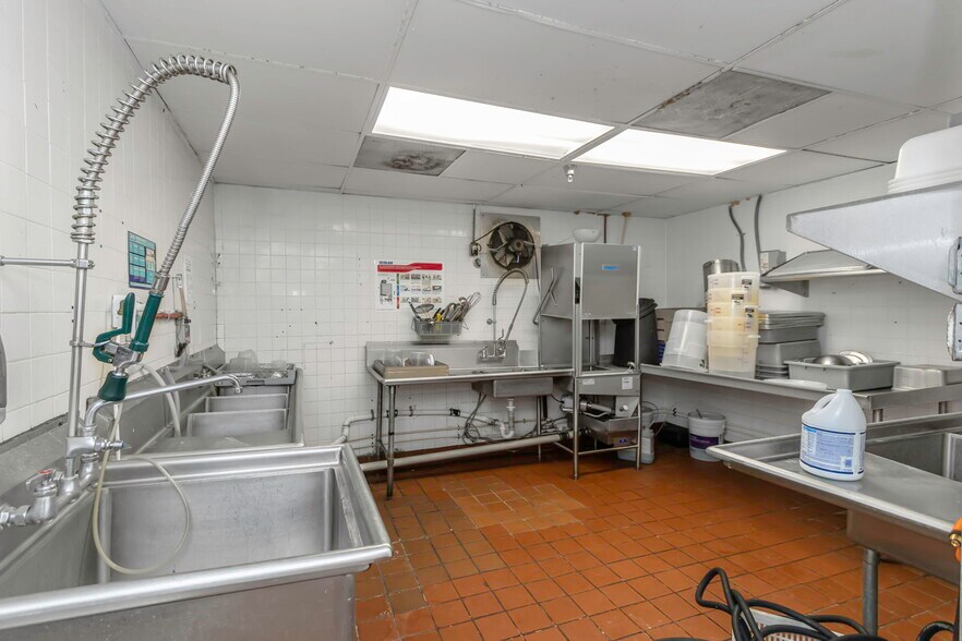 More Photos Of 2901 Tyrone Blvd, Saint Petersburg Restaurant For Sale