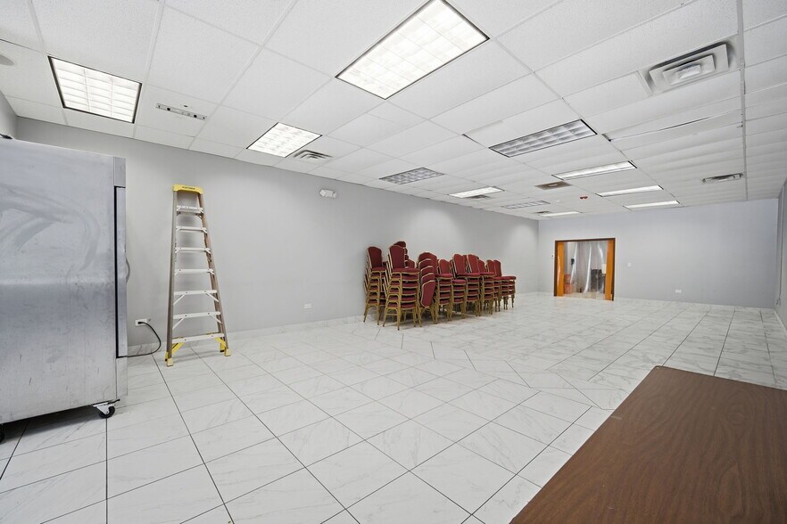 More Photos Of 944 E Roosevelt Rd, West Chicago Storefront For Lease