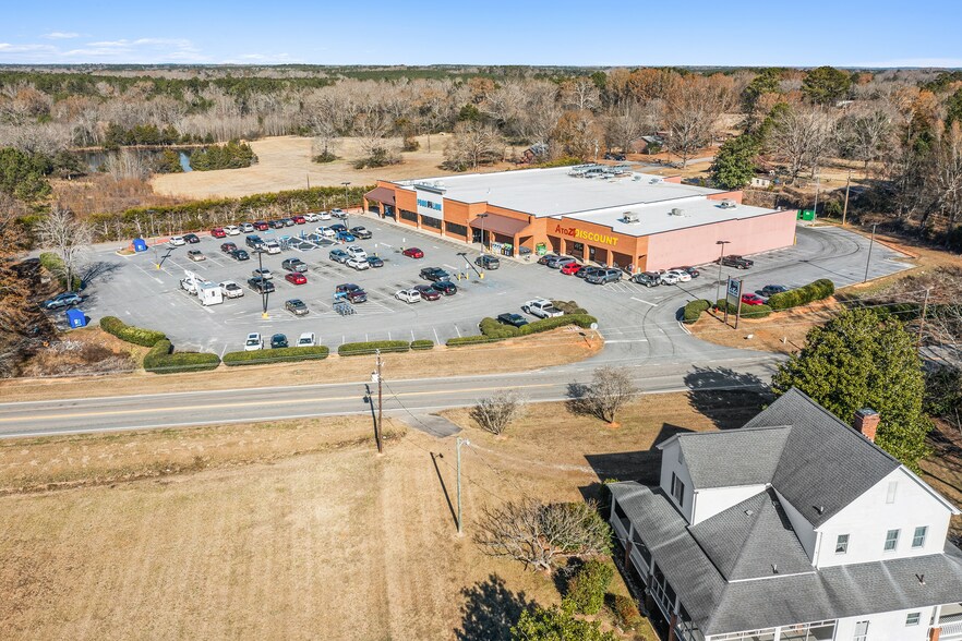 More Photos Of 605 Travis Ave, Saluda Supermarket For Sale