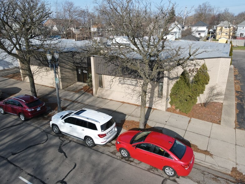 Primary Photo Of 1433 E Michigan Ave, Lansing Medical For Sale