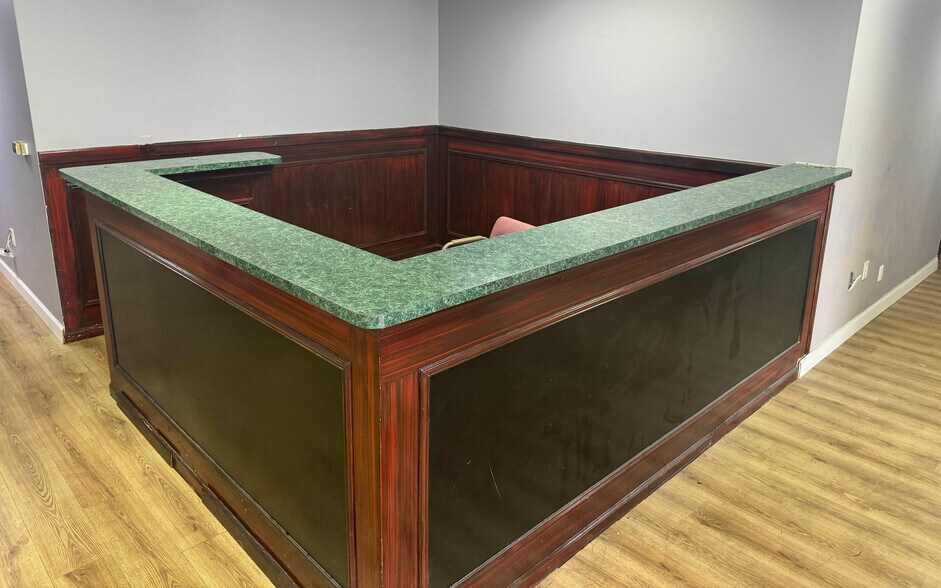 More Photos Of 24450 Evergreen Rd, Southfield Office For Sale