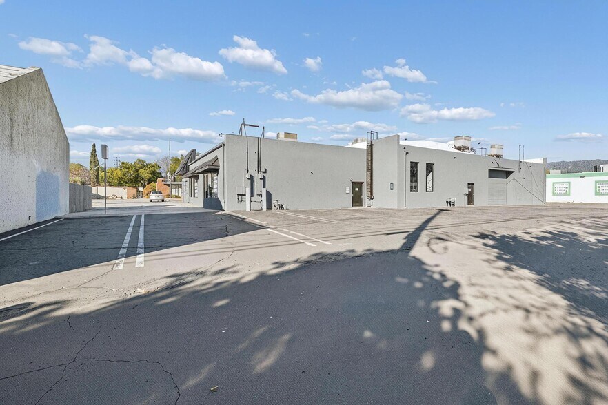 More Photos Of 4000-4004 W Burbank Blvd, Burbank Freestanding For Sale