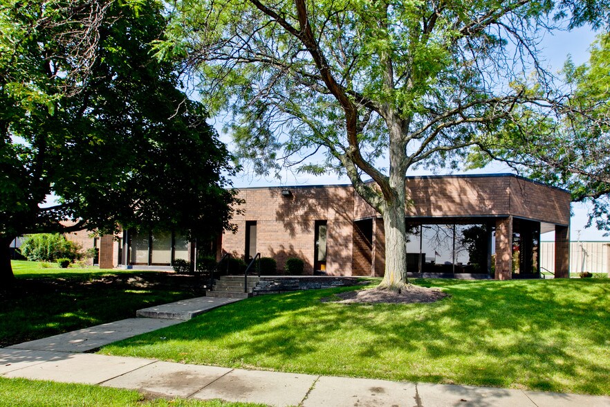More Photos Of 1050-1098 N Tower Ln, Bensenville Flex For Lease