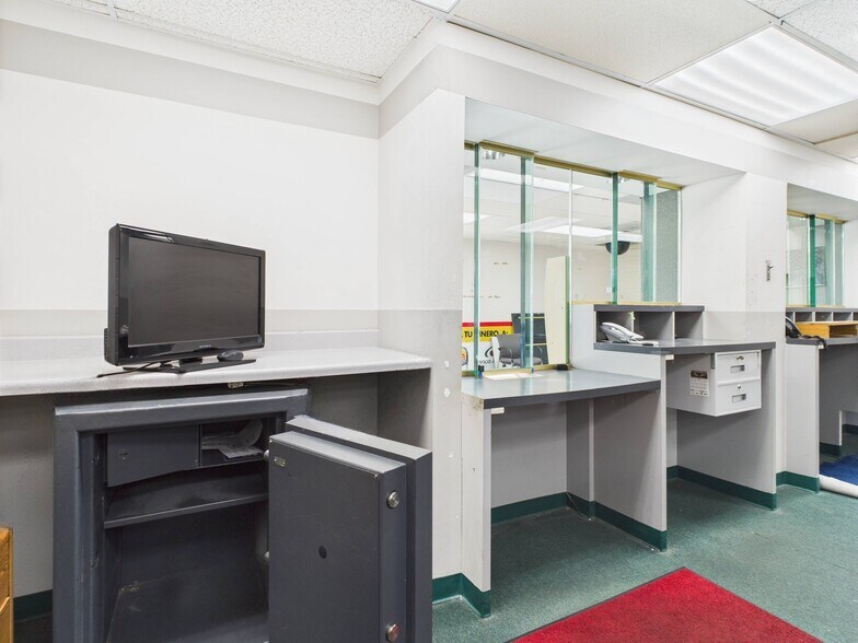 More Photos Of 1122 Pasadena Blvd, Pasadena Freestanding For Lease