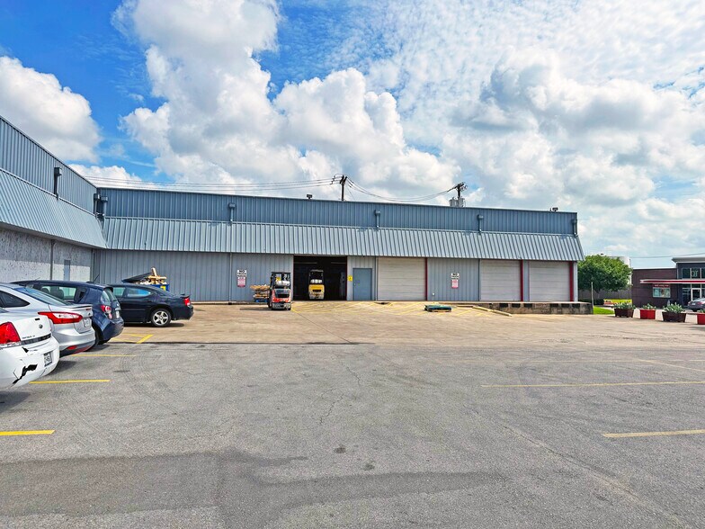 More Photos Of 105-109 NW 13th St, Grand Prairie Showroom For Lease