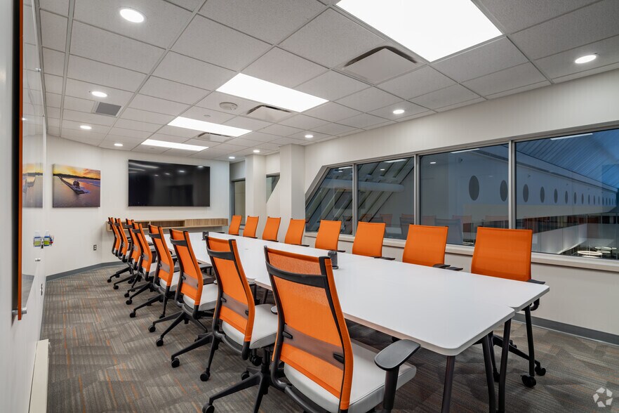 More Photos Of 801-803 W Big Beaver Rd, Troy Office For Lease