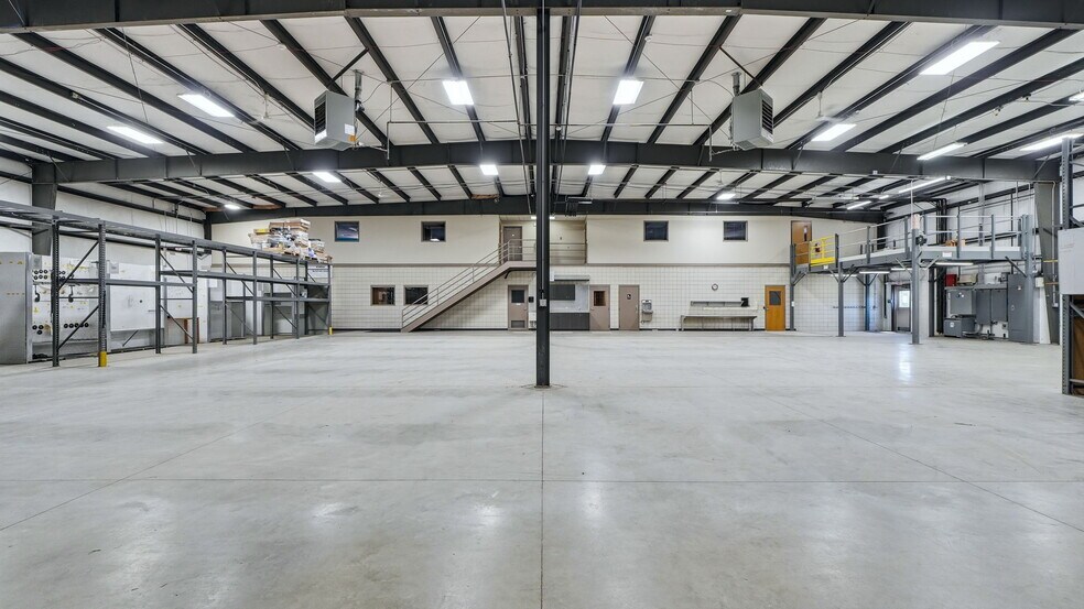 More Photos Of 3421 Centennial Dr, Fort Wayne Warehouse For Lease