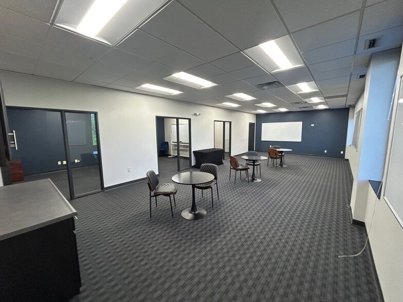 More Photos Of 9011 N Meridian St, Indianapolis Office For Lease