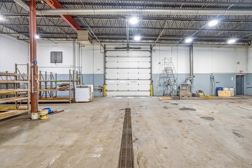 More Photos Of 3321 Mike Collins Dr, Eagan Service For Lease