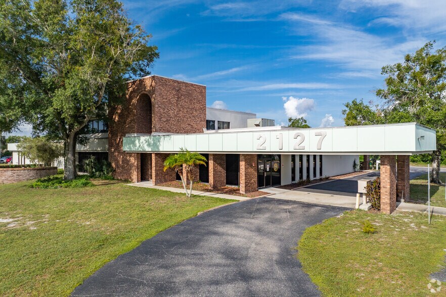 Primary Photo Of 2119 Grand Blvd, Holiday Light Distribution For Sale