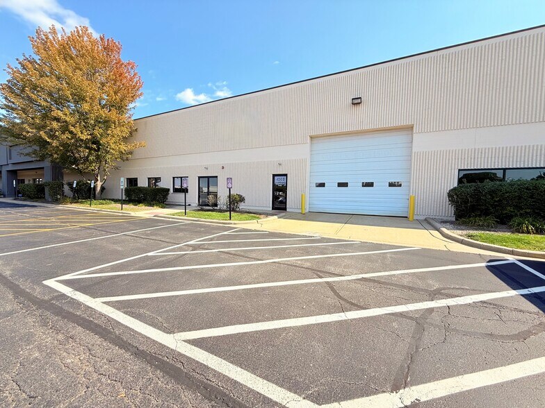 More Photos Of 400-440 Airport Rd, Elgin Warehouse For Lease