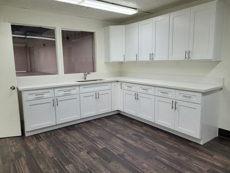 More Photos Of 954-960 W Brooks St, Ontario Warehouse For Lease