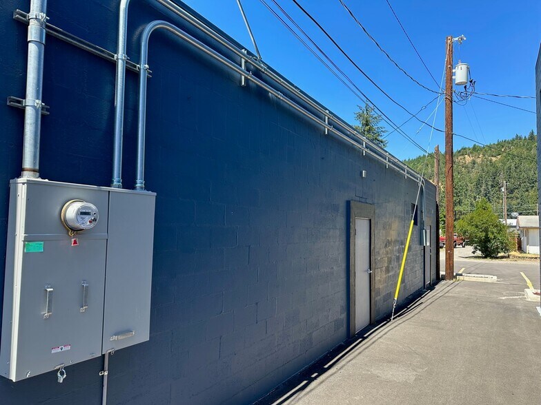 More Photos Of 48017 Highway 58, Oakridge Storefront For Sale