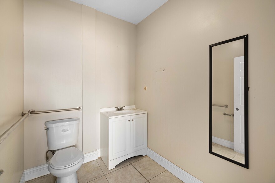 More Photos Of 307 W Avenue I, Lancaster Service For Sale