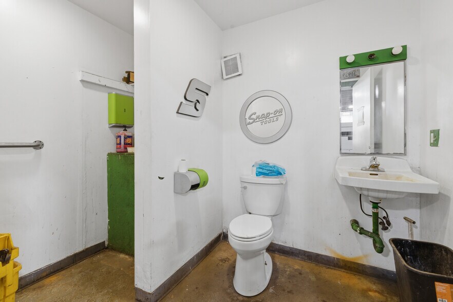 More Photos Of 11 Tyler Dr, North Franklin Showroom For Sale