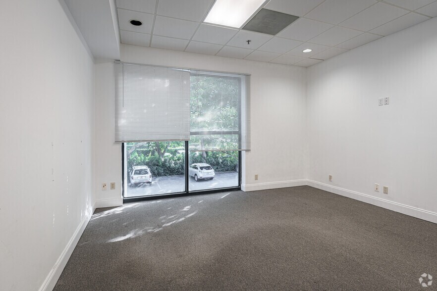 More Photos Of 70 Royal Poinciana Plz, Palm Beach Unknown For Lease