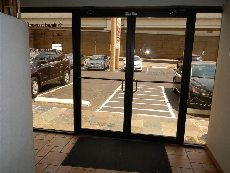 More Photos Of 5610-5613 Southwest Fwy, Houston Flex For Lease