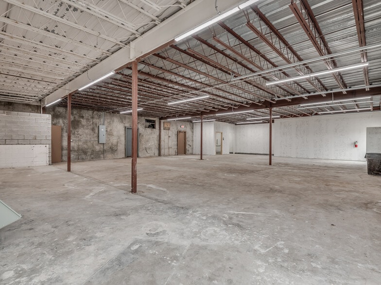 More Photos Of 4403-4411 SW 3rd St, Oklahoma City Showroom For Sale