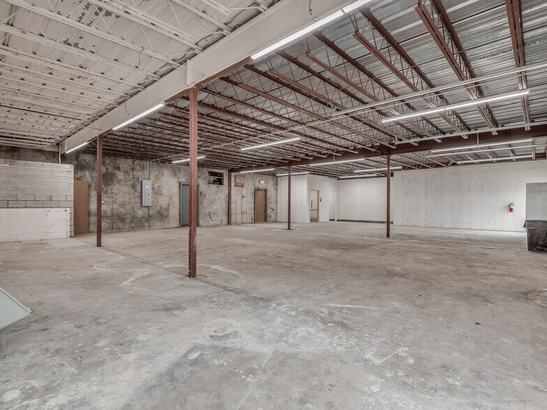 More Photos Of 4403-4411 SW 3rd St, Oklahoma City Showroom For Lease