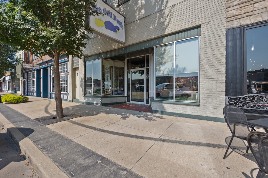 More Photos Of 120 N Main St, De Soto Storefront Retail Residential For Sale