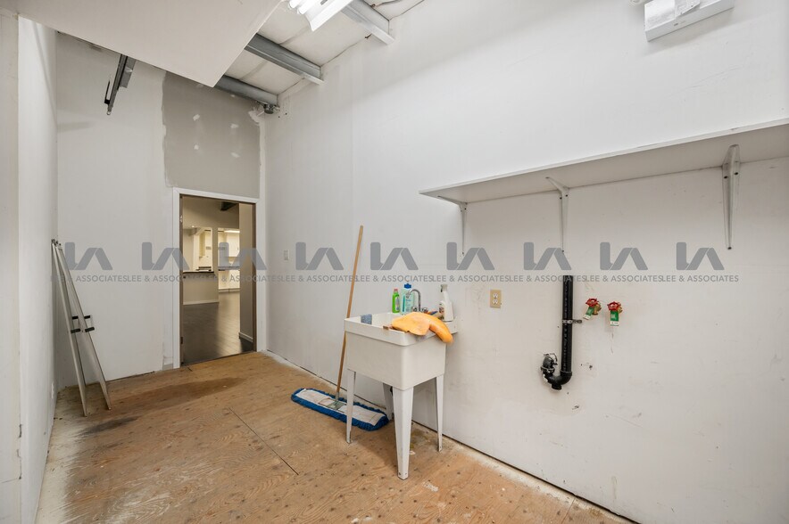 More Photos Of 2727 Dixon St, Port Coquitlam Industrial For Sale