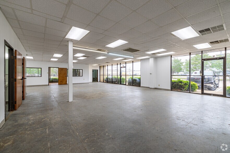 More Photos Of 325 Gold St, Garland Warehouse For Lease