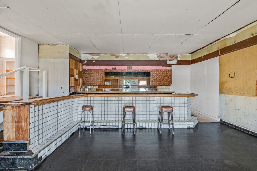 More Photos Of 1755 Washington Ave, San Leandro Bar For Sale
