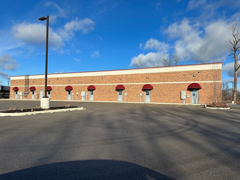 More Photos Of 2800 E West Maple Rd, Commerce Township Storefront Retail Office For Lease