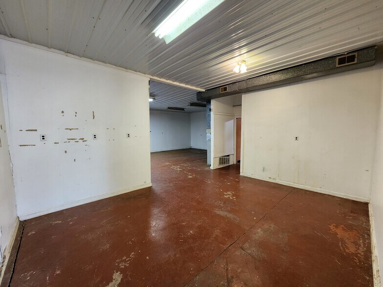 More Photos Of 1411 N 14th St, Lafayette Freestanding For Sale