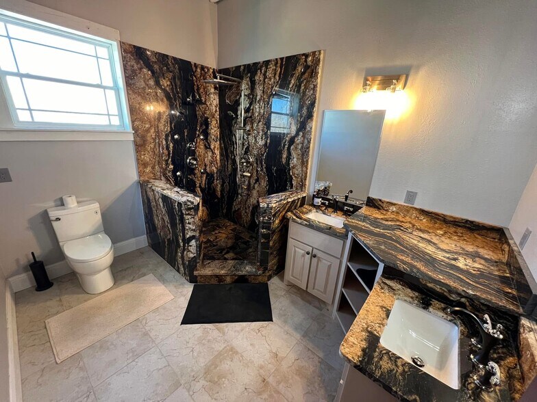 More Photos Of 119 E 5th St, Bonham Restaurant For Sale