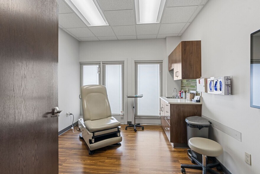 More Photos Of 304-306 Boston Sq, Georgetown Healthcare For Sale