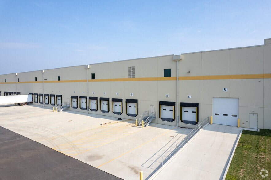 More Photos Of 4259 US-130, Edgewater Park Distribution For Lease